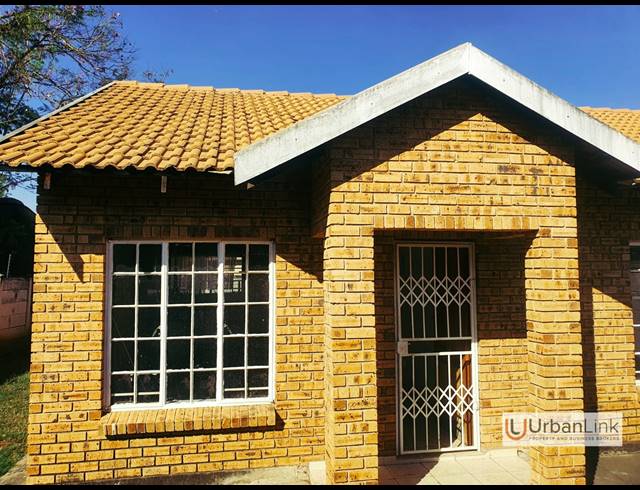 2 BEDROOM TOWNHOUSE FOR SALE IN OOS EINDE